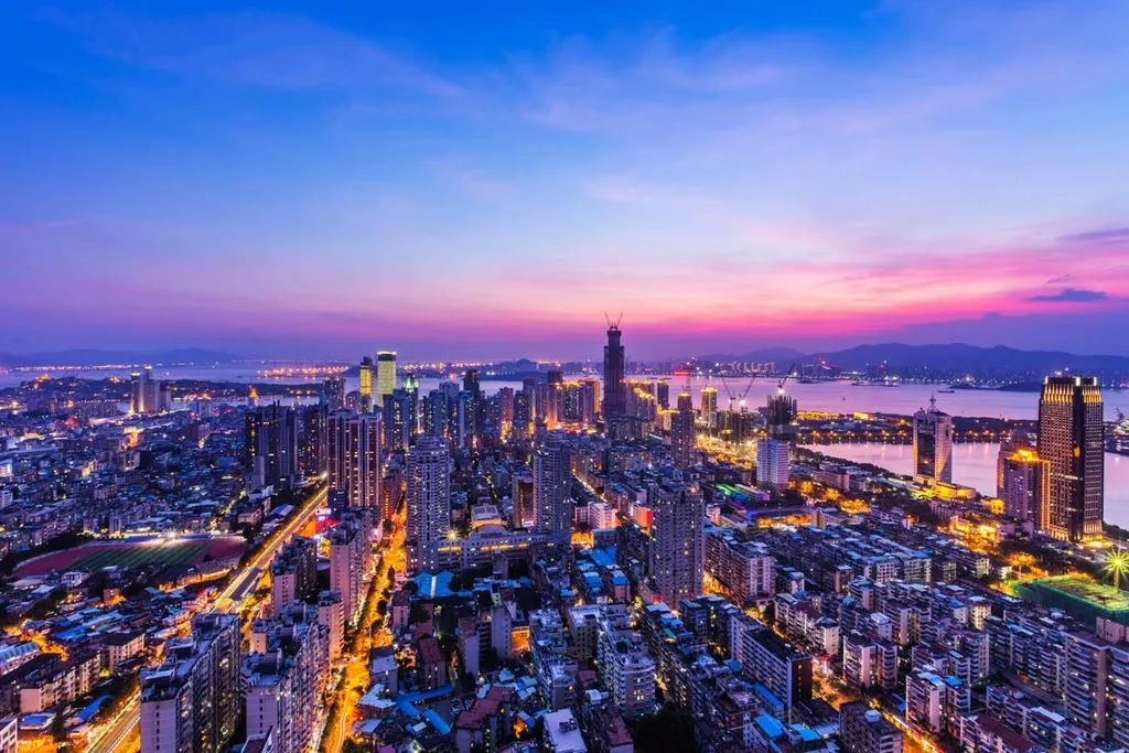 福建之声，向听众朋友们问好